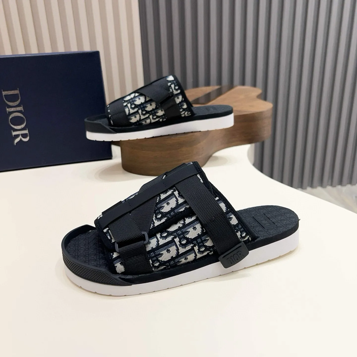 Factory price: 280💰Dior Alias ​​men's leather slippers. This Alias ​​sandal is a new summer product, showing a casual and elegant style. Carefully crafted from grained cow leather and Oblique printed fabric, with cowhide lining! Cross-strap design with metal-clad brass CD Diamond logo. The imported cowhide leather and rubber sole adds sophistication and comfort, while Oblique print-effect anti-slip panels add style. Size: 38-44 (45 customized)